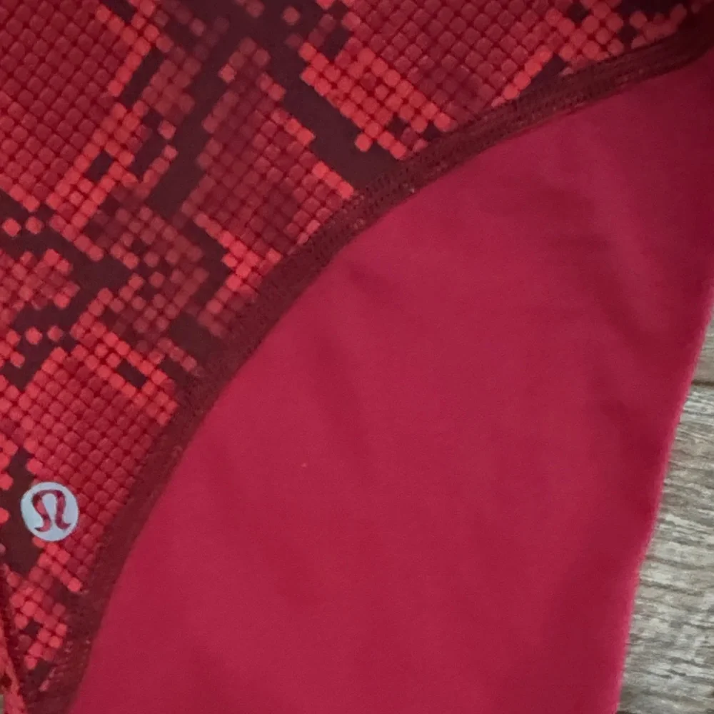 lululemon athletica Red Snake-Print Capri Leggings size 4